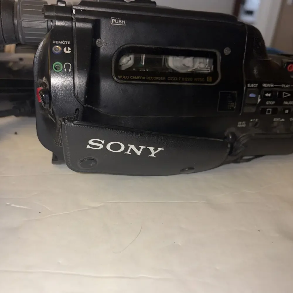 Sony CCD-FX630 Video8 HandyCam Camcorder Video Camera Untested Powers On Acc Inc